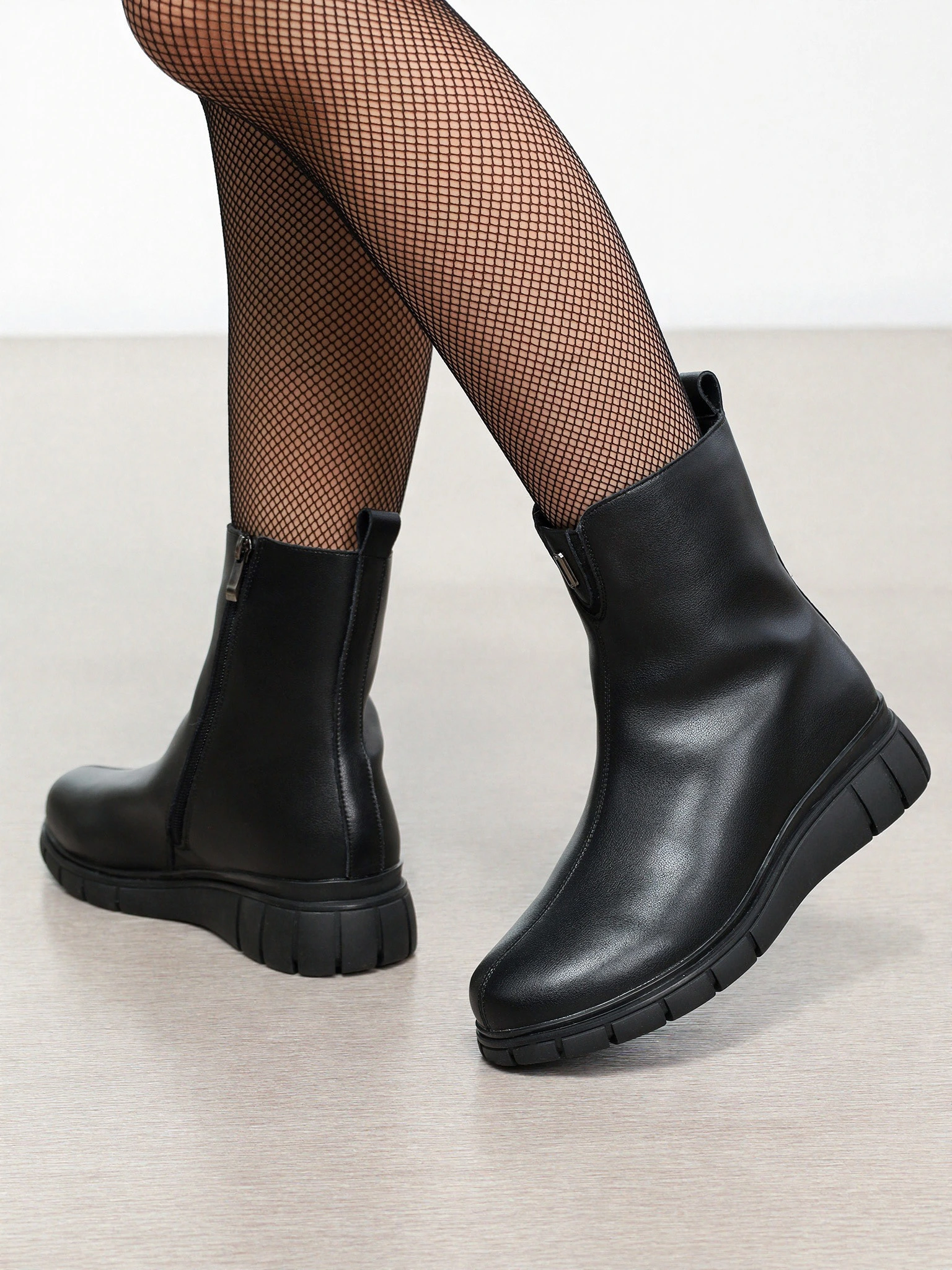 Ботинки черного цвета на средней платформе